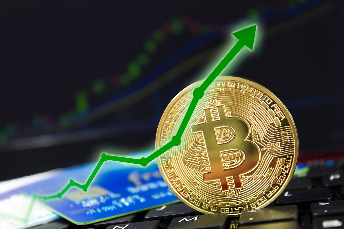 Trader Sees Bitcoin (BTC) At $30K, Ethereum (ETH) At $2,400 After Fed's Dovish Comments