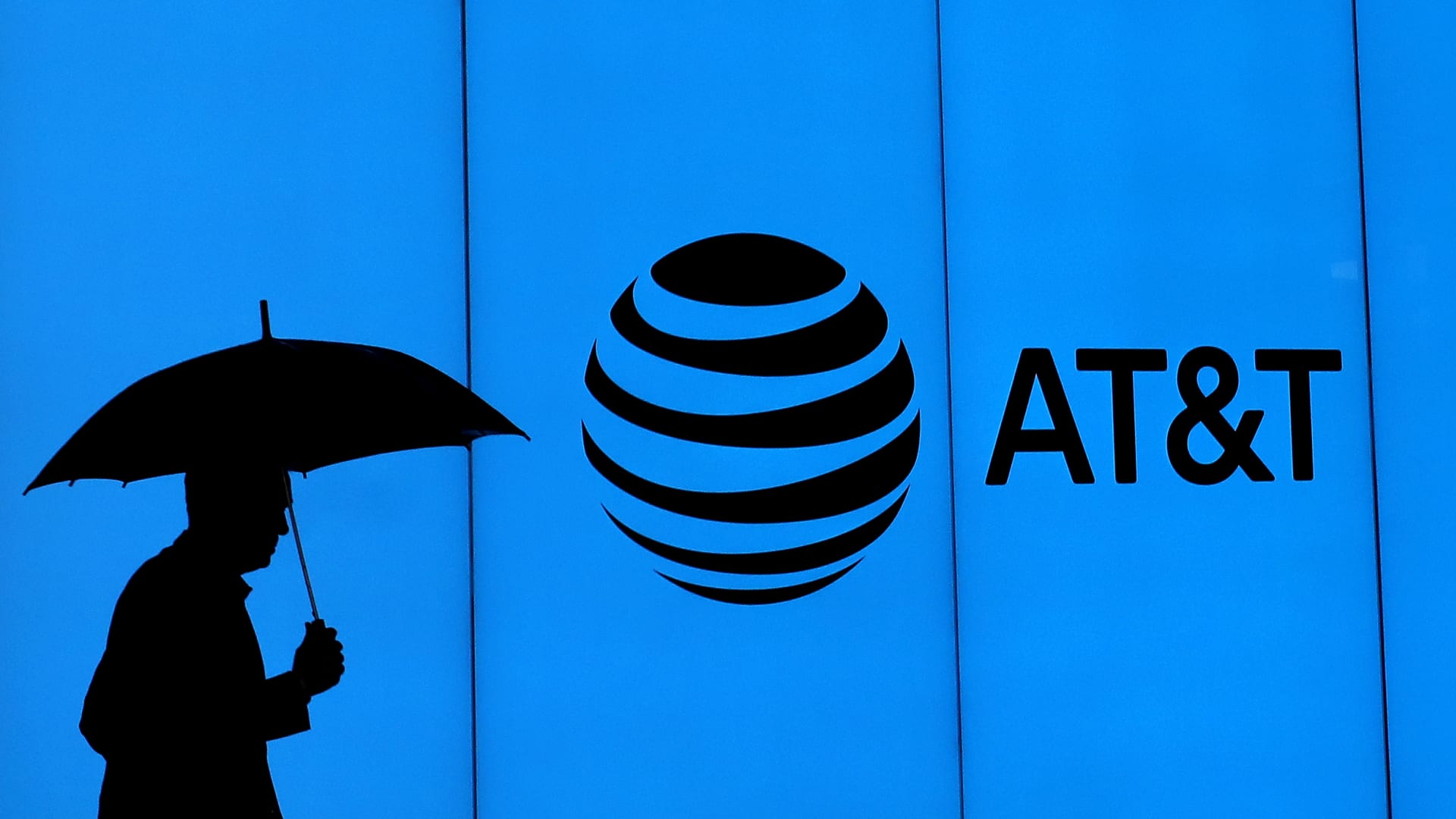 AT&T shares fall after results show later payments, higher spending