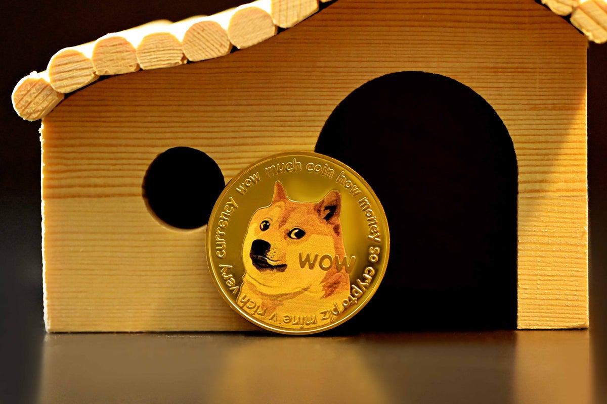 Dogecoin Daily: Memecoin Sees Some Green, 'Millionaire' Regrets Buying The Dip