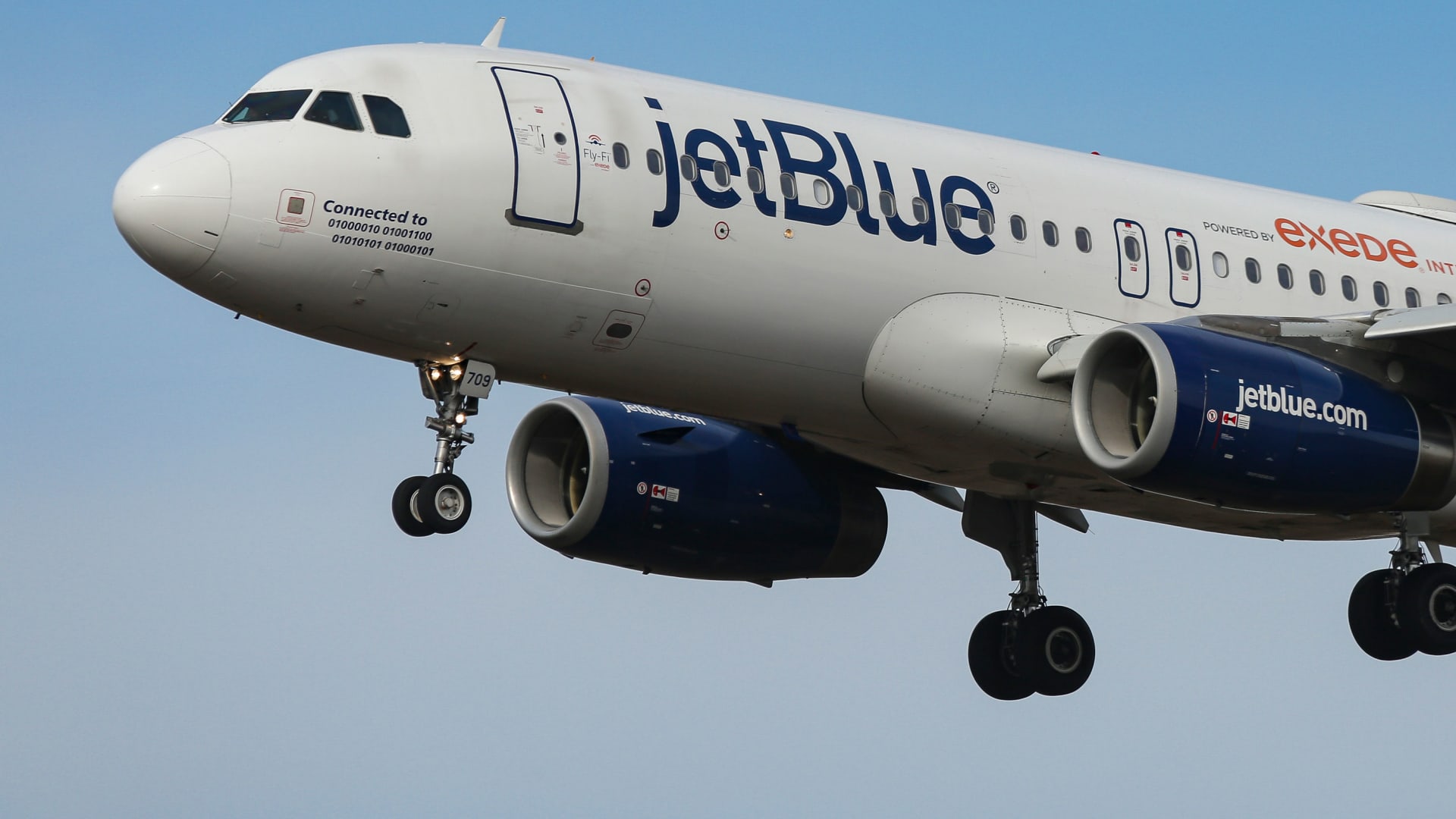 JetBlue forecasts return to profit in third quarter, holds back on growth as costs surge