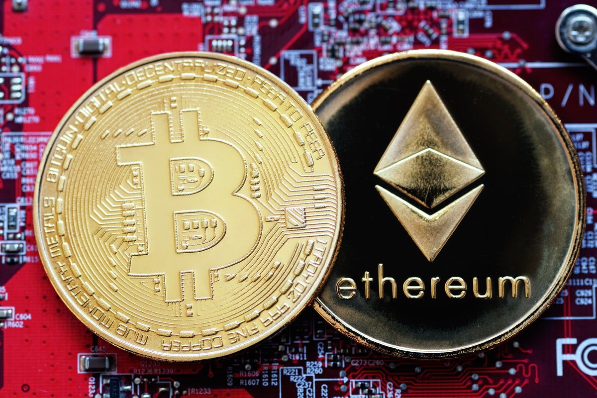 Bitcoin ($BTC), Dogecoin ($DOGE), Ethereum ($ETH) – Bitcoin, Ethereum, Dogecoin Crash On Rising Treasury Yields — Analyst Says Apex Coin Could Fall Below $17,600 If This Happens