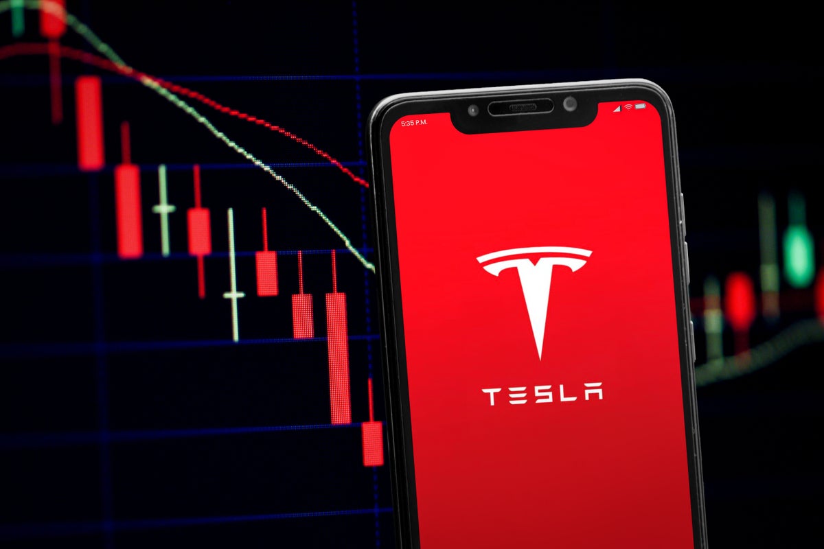 Cathie Wood Keeps Faith In Tesla With $32M Stake Buy As Shares Drop Nearly 40% This Year - Tesla (NASDAQ:TSLA)