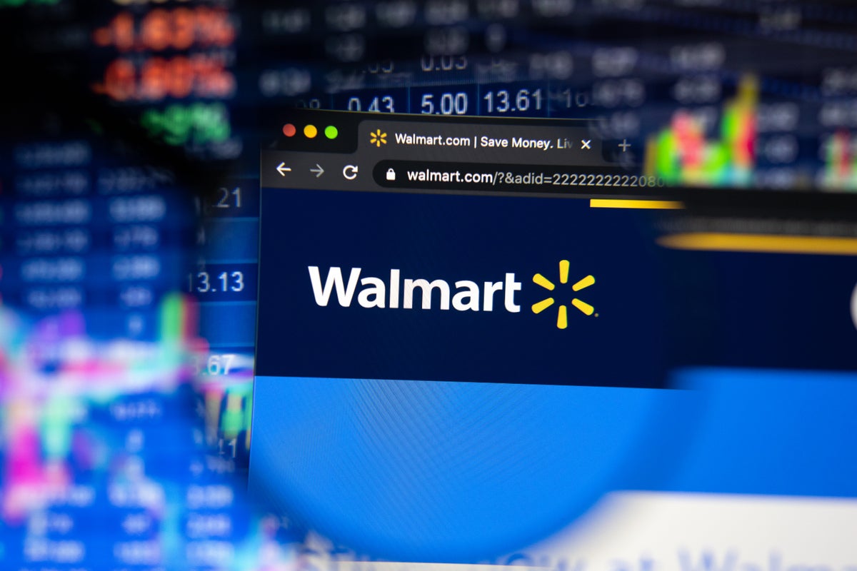 Tesla, Apple Fame's Robot-Run ETF Bets Big On Walmart — Here Are Its Other Adds, Removals - QRAFT AI-Enhanced U.S. Large Cap Momentum ETF (ARCA:AMOM), Walmart (NYSE:WMT)