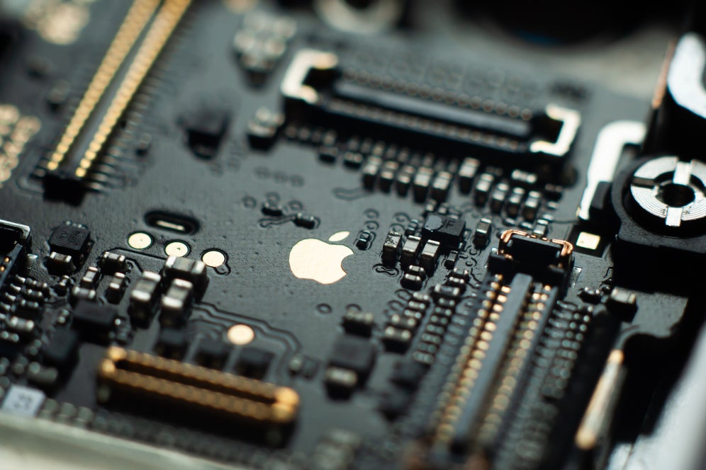 Apple Reportedly Gears Up To Buy US-Made Chips In Strategic Pivot Away From Asia - Apple (NASDAQ:AAPL), Taiwan Semiconductor (NYSE:TSM)