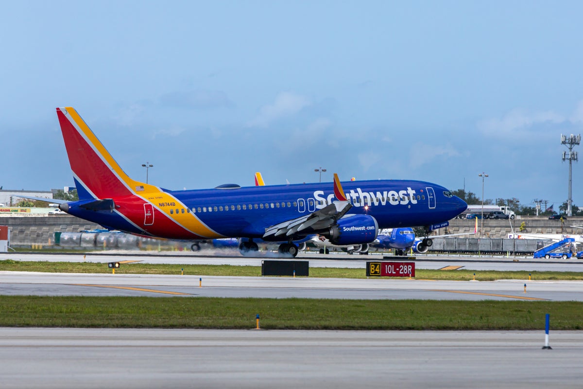 Southwest Airlines Announces Cancellation Of Thousands Of Flights, Here's A Look At Recent Price Target Cuts By The Most Accurate Analysts - Southwest Airlines (NYSE:LUV)