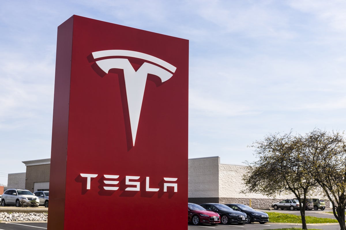 Cathie Wood Loads Up Another $2M In Tesla While Elon Musk Urges Employees To Look Beyond Stock Plunge - Tesla (NASDAQ:TSLA)