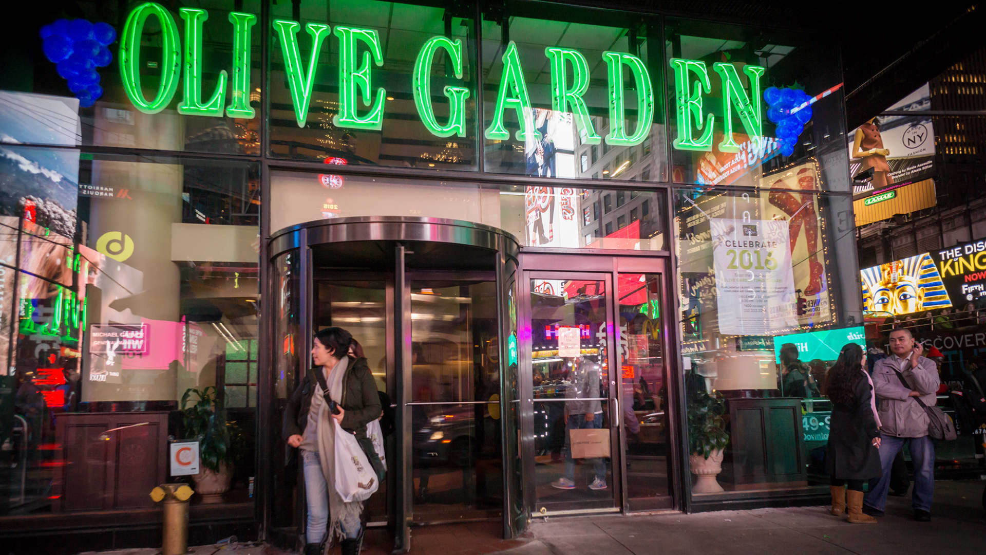 Olive Garden parent raises outlook