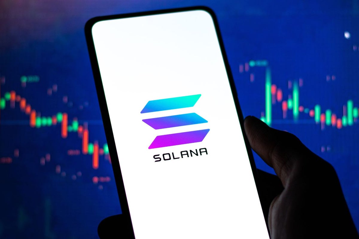 As Projects Flee Solana, SOL Rips Higher Within This Trend: Here's What To Watch - Solana (SOL/USD)